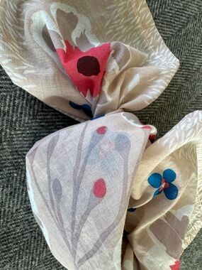 NWT, ELIZABETH GRUBAUGH, DARLING FLORAL SCARF/BANDANA